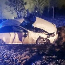 Dachowanie samochodu osobowego. Nocne zdarzenie