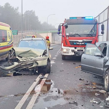 Zderzenie przy skrzyżowaniu. Dwie osoby poszkodowane