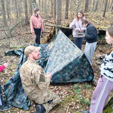 Zajęcia w terenie leśnym. Dzieci i młodzież w Kowalewku