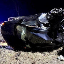 Zjechał z drogi i dachował. 50-latek trafił do szpitala