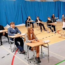 Ostatni dzień egzaminów za nimi. Na zakończenie naleśniki