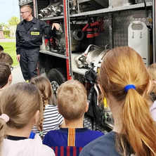 Strażacy z wizytą w szkole. Prelekcja i pokaz sprzętu