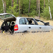 Osobówka w zbożu. Auto poza drogą <font color=