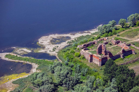 ruiny zamku obronnego w Bobrownikach, fot. Daniel Pach