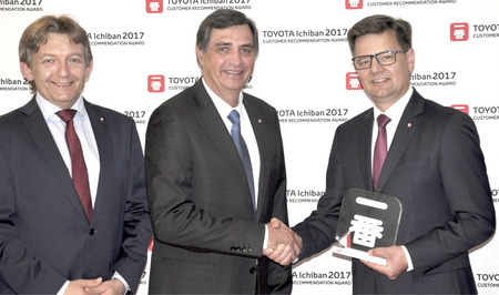 fot. Ceremonia wręczenia nagrody Toyota Ichiban 2017 w Antwerpii. Od lewej: Prezydent Toyota Motor Poland- dr Jacek Pawlak, w środku Prezydent Toyota Motor Europe- dr Johan van Zyl, po prawej Prezes Firmy Jaworski Auto- Wojciech Jaworski